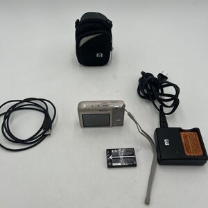 HP Photosmart R727 6.2MP Digital Camera Bundle Battery Charger SD Card Tested